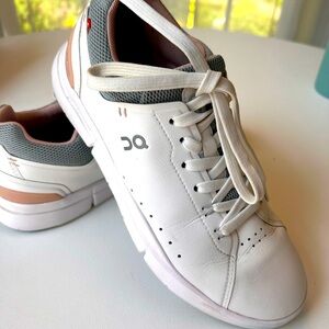 On Cloud The Roger women’s tennis or court shoes or sneakers, size 8